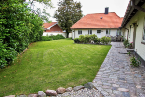 Ældre hus med granit sten sti Ældre hus med granit sten sti